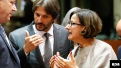 Голови МВС Словаччини Роберт Калінак (с) і Австрії Йоганна Мікль-Лайтнер (п) дискутують під час зустрічі у Брюсселі, 14 вересня 2015 року