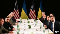 Zëvendëspresidenti i SHBA-së, JD Vance (djathtas), sekretari amerikan i Shtetit, Marco Rubio (i dyti djathtas) dhe presidenti ukrainas, Volodymyr Zelensky (i dyti majtas). Munih, 14 shkurt 2025.