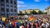 A pedofilellenes törvény melegeket sújtó része ellen tiltakozók gyülekeznek a parlament közelében Budapesten, 2021. június 14-én