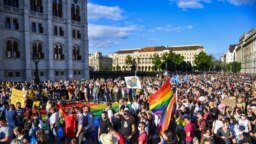Tüntetés az úgynevezett gyermekvédelmi törvény ellen Budapesten 2021. június 14-én