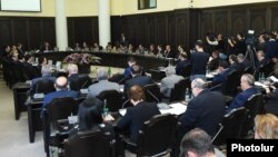 Armenia - Prime Minister Hovik Abrahamian chairs a cabinet meeting, Yerevan, 5May2016.