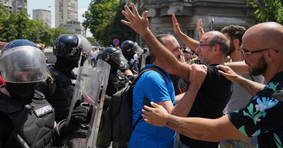 Police Remove Barricades In Belgrade Amid Clashes With Protesters