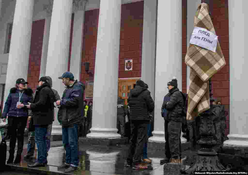 Вхід до будівлі представники муніципальної охорони дозволяли тільки активістам із паспортами з &laquo;пропискою&raquo;. Взяти з собою зелений плед із надписом &laquo;Для Гени&raquo; активістам не дозволили. Охорона заявила, що це нібито &laquo;заборонений предмет&raquo;