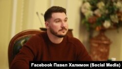 «Слуга народу» Павло Халімон вийшов на пресконференцію у Києві, де поскаржився на «тренд «полювання» на «слуг народу»