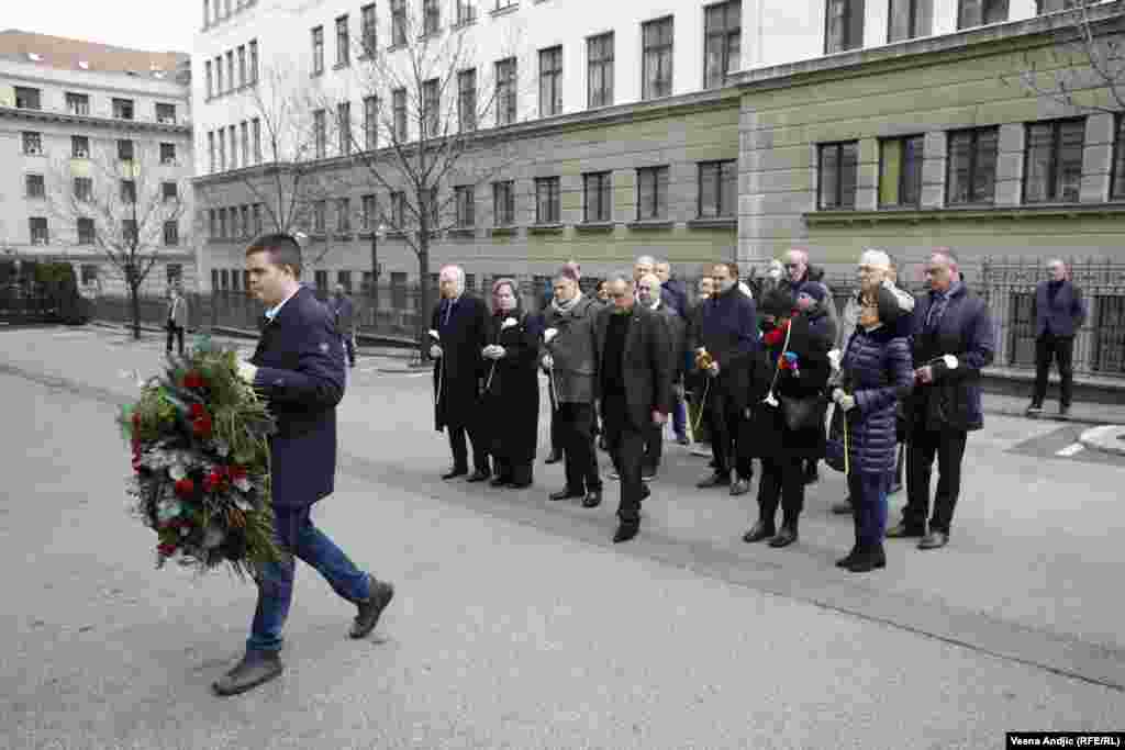 Članovi Vlade u vreme Zorana Đinđića odaju poštu ubijenom premijeru