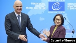 Европа кеңешинин баш катчысы Ален Берсе Азиза Абдирасулова сыйлык тапшырып жатат, 21-январь, 2026-жыл