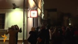 Як у Менску ў другі раз адкрывалі кнігарню «Галіяфы»