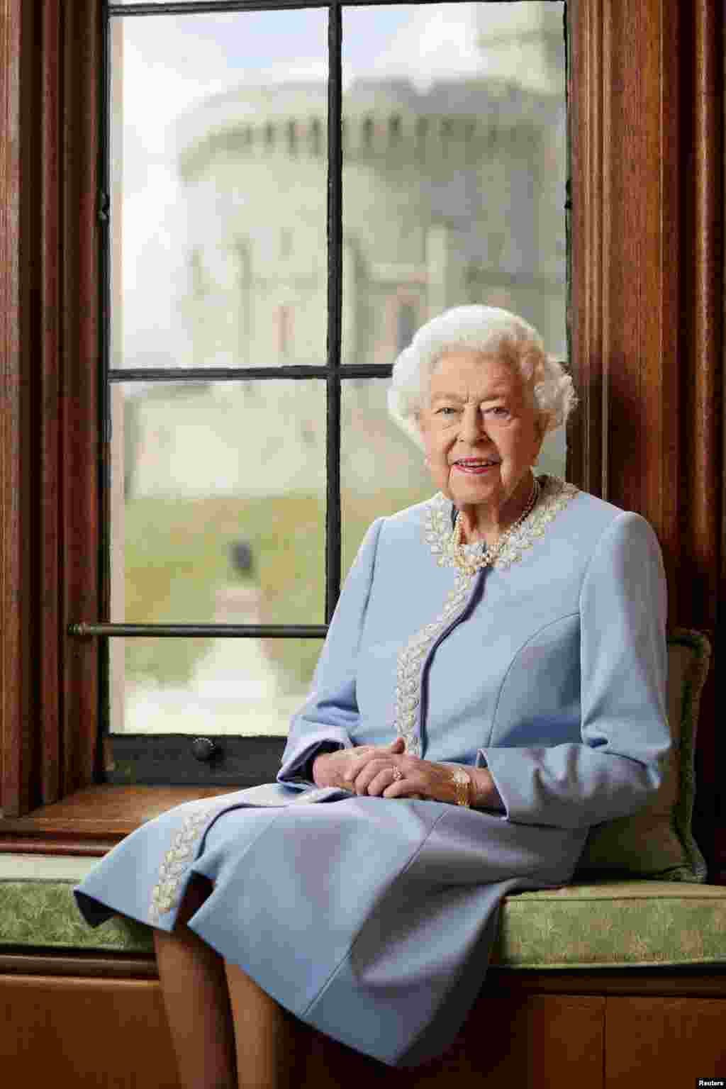 O fotografie nedatată distribuită de Palatul Buckingham cu portretul oficial al Reginei Elisabeta a II-a a Marii Britanii cu ocazia Jubileului de Platină, la Castelul Windsor.