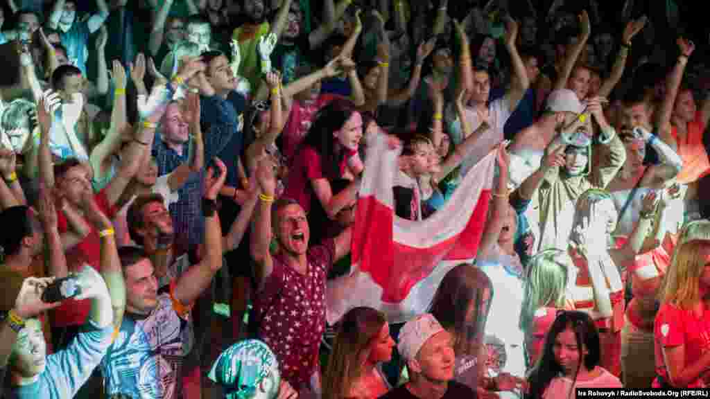 Фанати, у тому числі і білоруси, підспівують виконавцям