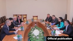 Armenia - Representatives of the Armenian government (R) and parliamentary opposition reach an agreement in Yerevan on major amendments to the Electoral Code, 17Jun2016.