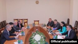 Armenia - Representatives of the Armenian government (R) and parliamentary opposition reach an agreement in Yerevan on major amendments to the Electoral Code, 17Jun2016.