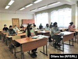 Офлайн-урок в школе № 38 во время пандемии коронавируса. Шымкент, 3 марта 2021 года.