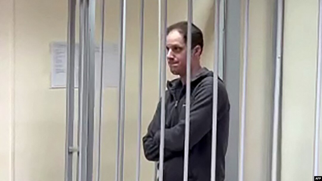 Jurnalistul american Evan Gershkovich, arestat sub acuzația de spionaj, stă în cușca de inculpat în timpul audierilor în care judecătorii ruși au decis extinderea detenției. 26 ianuarie 2024.