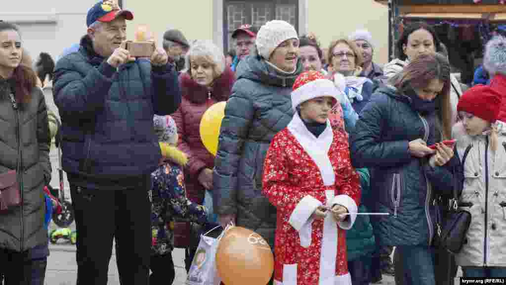 Подарунки давали й тим, хто прийшов у цікавих костюмах