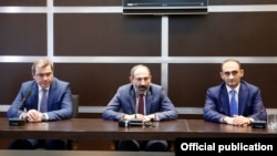 Armenia - Prime Minister Nikol Pashinian (C), the newly appointed chief of the State Revenue Committee, Davit Ananian (L), and his predecessor Vartan Haritunian meet senior SRC officials, Yerevan, 18 May 2018.