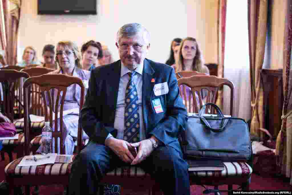 Сергій Завадський, голова національного комітету «Поліо Плюс» в Україні, «Ротарі Україна»: «Пригадайте, а чи був хоч один реальний коментар від президента у вересні з приводу спалаху поліомієліту, крім того, що йому подзвонив Білл Гейтс? А Яценюка? А в інших країнах саме ці посадовці очолюють боротьбу (проти поліомієліту – ред.), тому що питання стосується національної безпеки. Найбільша проблема кампанії «Стоп поліо» – боротьба з неправдивою, перекрученою, зманіпульованою, гарно «упакованою» та добре «оркестрованою», на наш погляд, інформацією стосовно вакцинації, якості вакцин, побічних ефектів тощо»