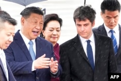 Președintele chinez, Xi Jinping, a fost întâmpinat de premierul francez, Gabriel Attal, la sosirea în Franța, pe 5 mai 2024.