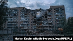 Пошкоджена російським ударом багатоповерхівка в Києві, 6 липня 2026 року