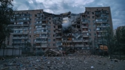 Одна из разрушенных российским ударом многоэтажка в Киеве, 6 июля 2026 года
