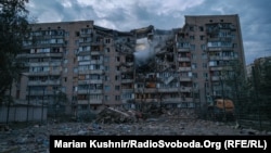 Одна из разрушенных российским ударом многоэтажка в Киеве, 6 июля 2026 года