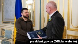 Президент Володимир Зеленський у момент передання голові місії Євросоюзу в Україні Матті Маасікасу анкети-опитувальника з відповідями для отримання Україною статусу кандидата на членство в ЄС. Київ, 18 квітня 2022 року 