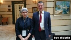 Галина Хизриева (с) һәм Донецкидагы урыс сепаратистлары җитәкчесе булган Игорь Гиркин (Стрелков)