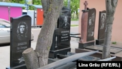 Publicitate la un magazin de monumente funerare - pietre cu pozele, numele lui Ghe Gevara, Vladimir Vîsoțki și Marina Vlady.