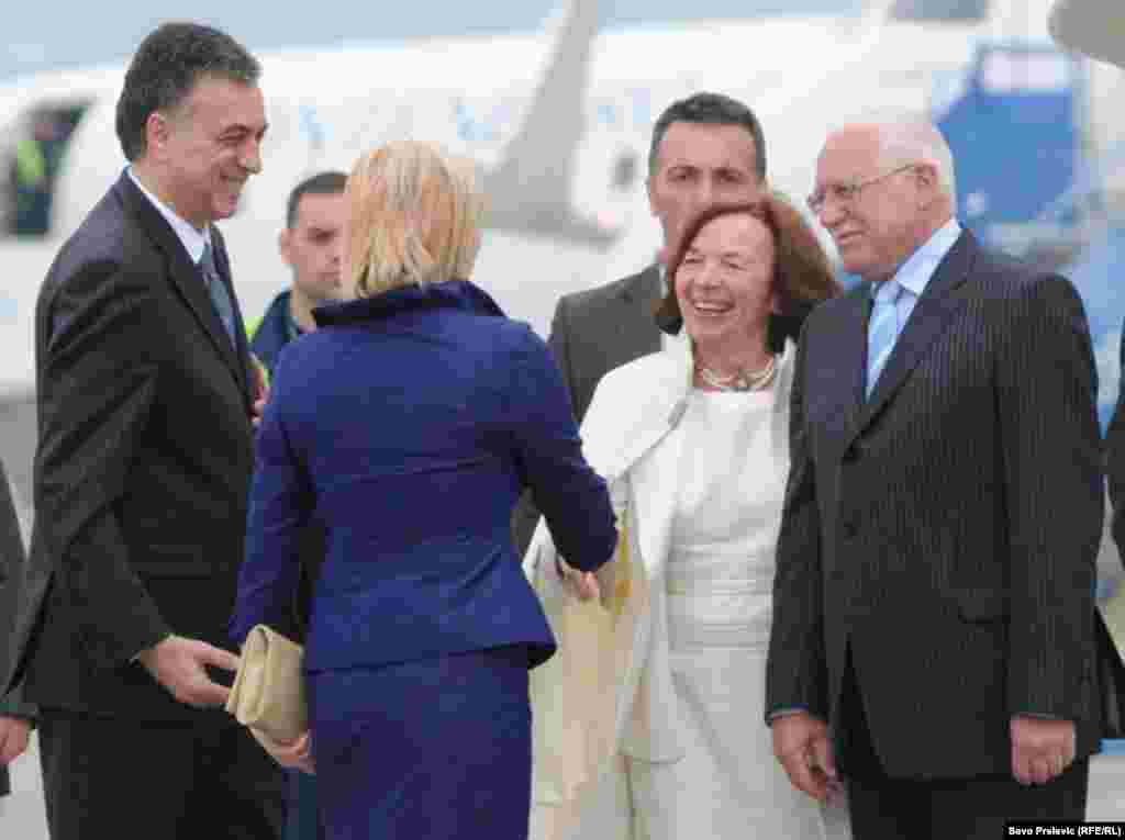 Crna Gora - Češki predsjednik Vaclav Klaus posjetio je Podgoricu. Na aerodromu ga je dočekao predsjednik Filip Vujanović, 27.04.2011. Foto: RSE / Savo Prelević