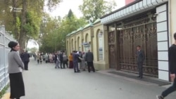 Длинные очереди у представительства ФМС России в Таджикистане