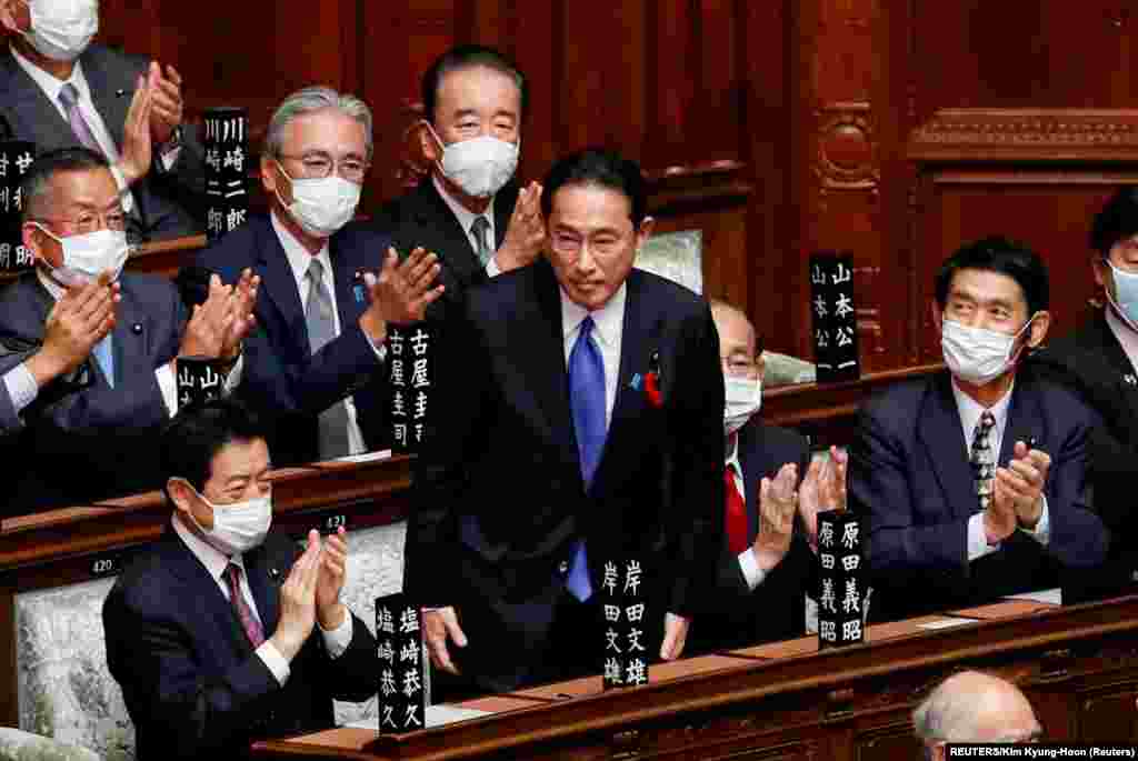 ЈАПОНИЈА - Јапонскиот парламент го изгласа 64-годишниот Фумио Кашида за нов премиер на земјата. Тој минатата недела го замени Јошихиде Суга како лидер на владејачката Либерално-демократската партија, која заедно со коалициските партнери има мнозинство во двата дома во јапонскиот парламент.