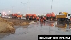 Türkmenabatda köneleşen turbalarda häli-şindi näsazlyklar ýüze çykýar, köçeleri suw basýar. (arhiwden alnan surat)