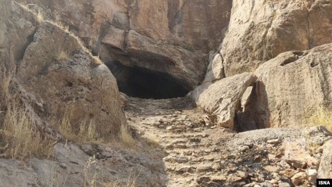 محوطه بیرونی غار قمری