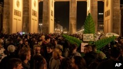 Ljudi ispred Brandenburške kapije tokom događaja 'Smoke-In' u Berlinu, Njemačka, u ponedjeljak, 1. aprila 2024. Počevši od 1. aprila, Njemačka je legalizirala kanabis za ličnu upotrebu. 