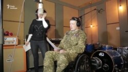 Український льотчик в інвалідному візку заспівав пісню про війну (відео)