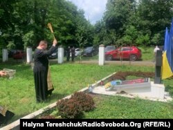 Освячення братської могили упівців, яких перепоховали у Пикуличах у 2000 році