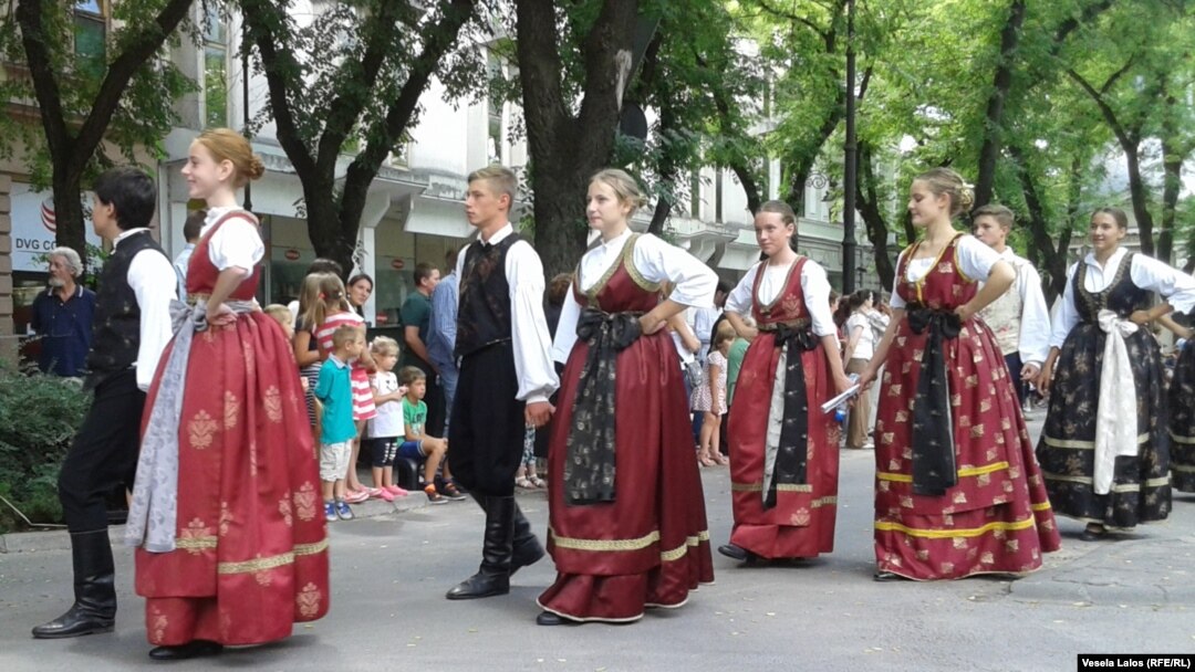 Devojke i mladići u bunjevačkoj nošnji, Subotica, fotoarhiv