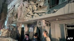 Teško oštećena zgrada na mjestu izraelskog zračnog napada u Bejrutu 10. oktobra