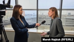 Президентка Європарламенту Роберта Мецола спілкується з кореспонденткою Радіо Свобода у Брюсселі, Бельгія, 24 лютого 2026 року