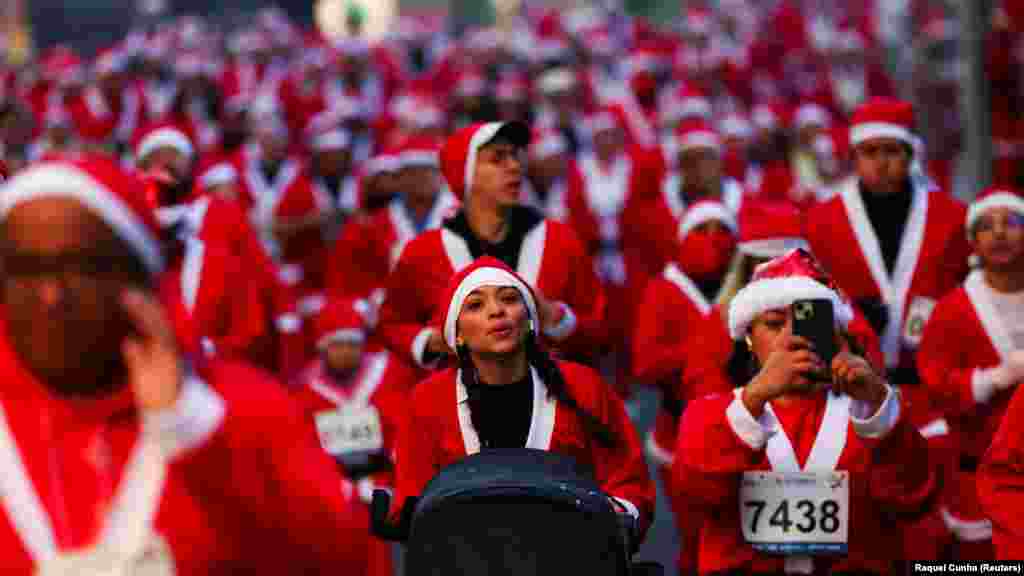 Trkači obučeni u crvena odijela Deda Mraza učestvuju u trci u Meksiku 15. decembra.