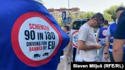 Natpis na protestu kamiondžija "Šengen: 90 u 180, Vozimo za EU, Zabranjeni u EU", Beograd, 31. avgust 2026.