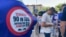 Natpis na protestu kamiondžija "Šengen: 90 u 180, Vozimo za EU, Zabranjeni u EU", Beograd, 31. avgust 2026.