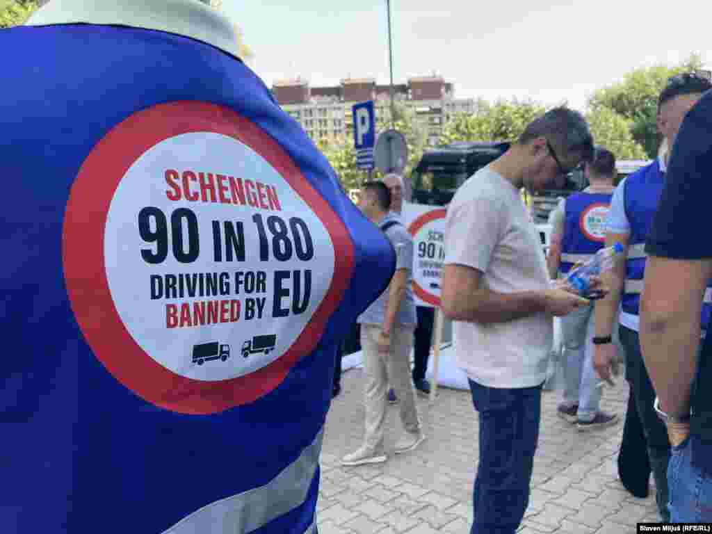 Učesnici protesta u Beogradu s natpisom na engleskom "Šengen. 90 u 180. Voženje za EU zabranjeno u EU".