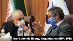 Eýranyň Atom Energiýasy Guramasynyň başlygy Ali Akbar Salehi (çepde) bilen Atom energiýasy boýunça halkara agentligiň baş direktory Rafael Grossi metbugat ýygnagyna gatnaşýar. 25-nji awgust, 2020-nji ýyl. Tähran.