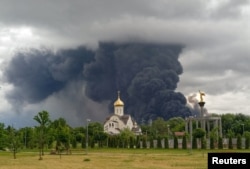 Дим піднімається над нафтопереробним заводом після атаки українського безпілотника в Москві, Росія, 18 червня 2026 року