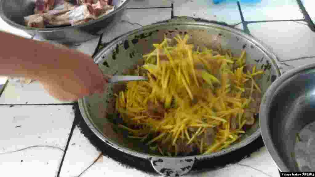 Кызыган майга алгач пияз, анан сабиз, артынан эт салынып куурулат. Баары тегиз куурулгандан кийин үсүнө суу куюлуп кайнатылат. Андан соң таза чайкалган күрүч салынып, бир аз убакыт кайнагандан кийин демделет да оту тартылат.