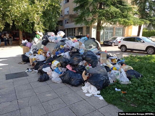 Dio mostarskih ulica i dalje zatrpan smećem, 17. septembar 2025. godine