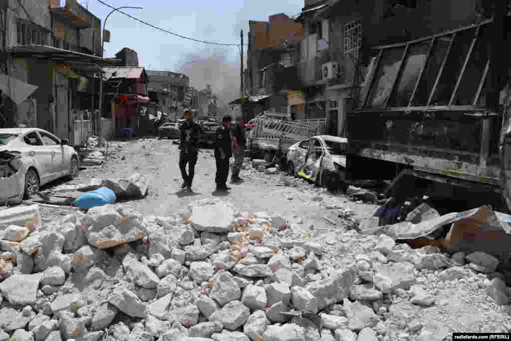 رویترز&nbsp;می&zwnj;گوید در جریان درگیری برای بازپس گیری موصل، علاوه بر تلفات نظامی، تخمین زده می&zwnj;شود که هزاران غیرنظامی &laquo;کشته&raquo; شده و ۹۰۰ هزار تن از ساکنان این شهر &laquo;آواره شده&zwnj;اند&raquo;. 