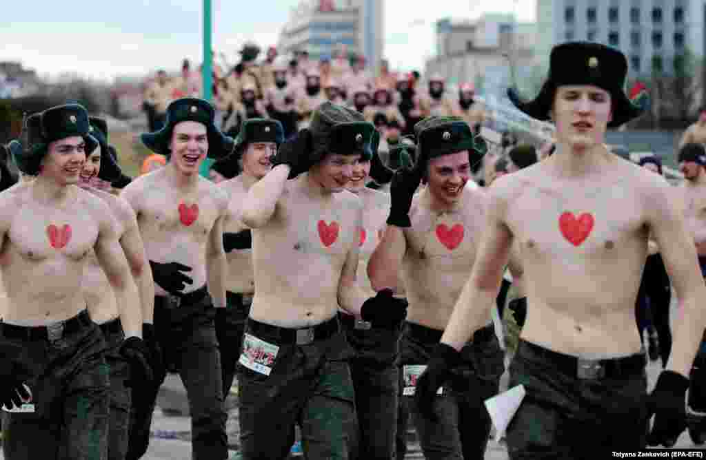 Bare-chested participants run at the Real Men&#39;s Race to celebrate the Defender of the Fatherland Day in Minsk on February 23. (epa-EFE/Tatyana Zenkovich)