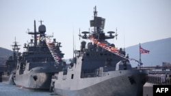 Orosz hadihajók Novorosszijszk kikötőjében 2023. július 30-án