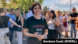 Studentkinja Nikolina Sinđelić na protestu u Beogradu, 19. avgust 2025.